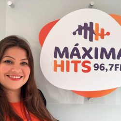 Foto de Aline Carlos, comunicadora na emissora de rádio Máxima Hits 96,7 FM.