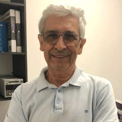 Foto do Sr. Nilton, técnico de radiodifusão na emissora de rádio Máxima Hits 96,7 FM.